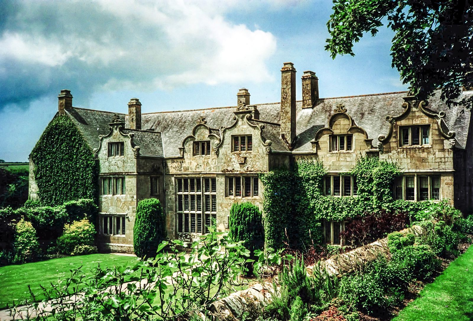 7 Mystical Castles And Manors You Must See In Cornwall, England! Hand