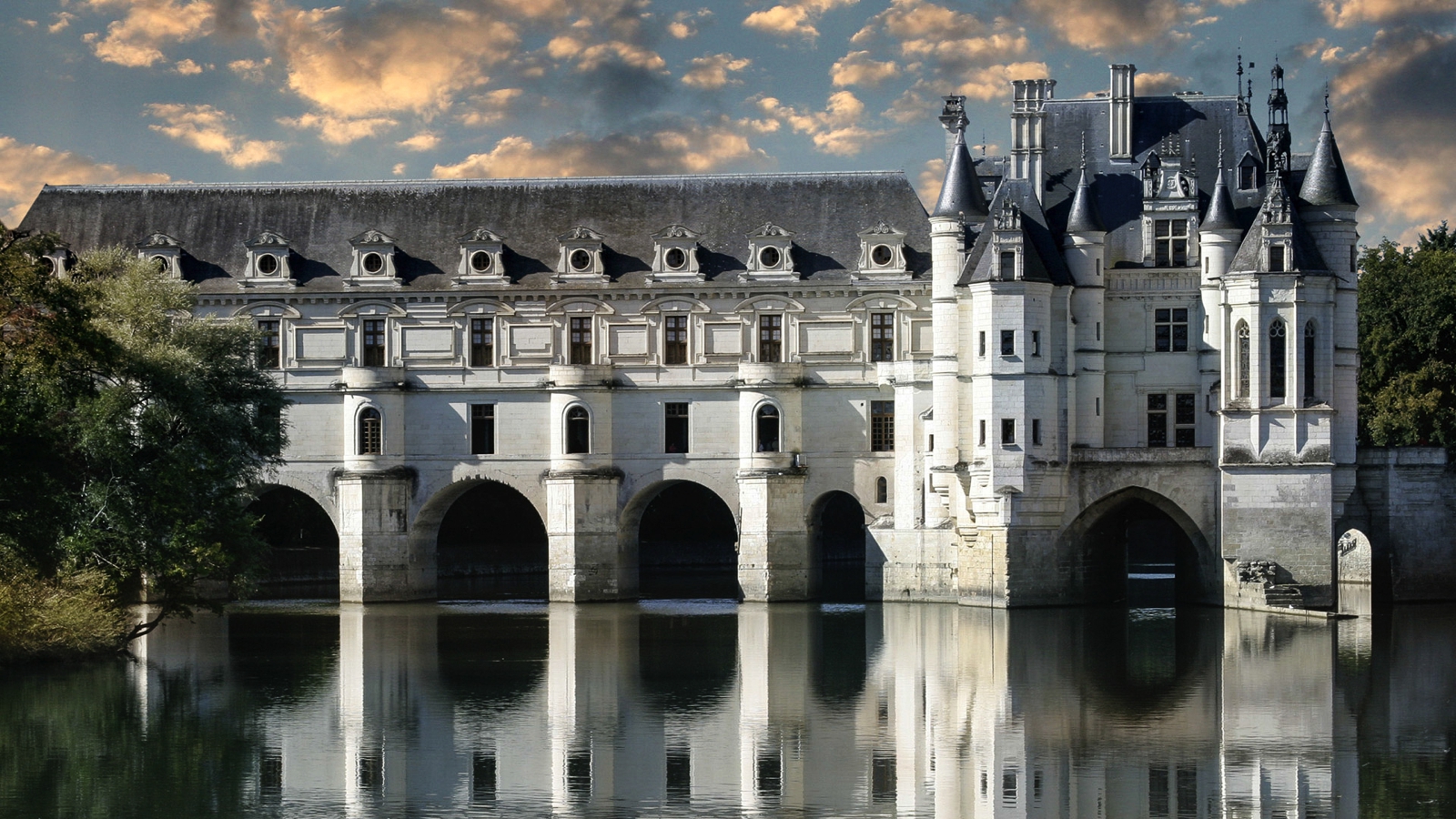 10 Fairytale Castles You Must Explore In France - Hand Luggage Only 