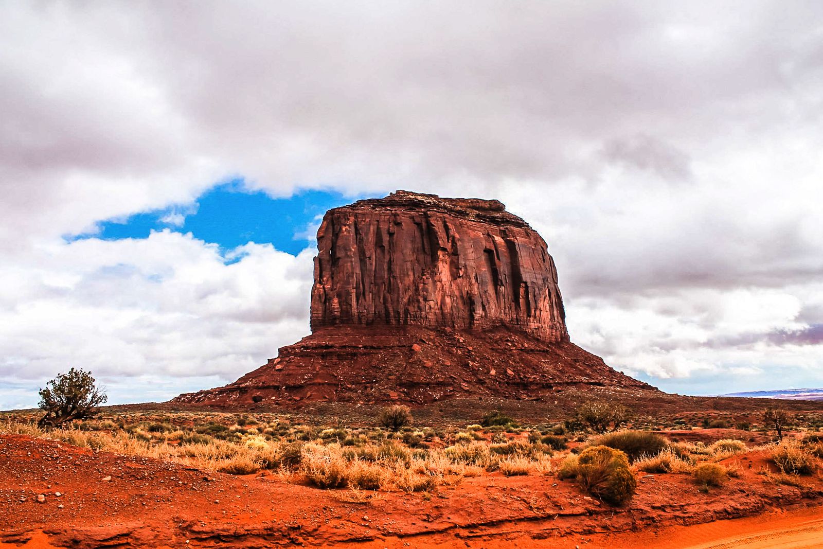 15 Things You Need To Know About Visiting Monument Valley, USA - Hand ...