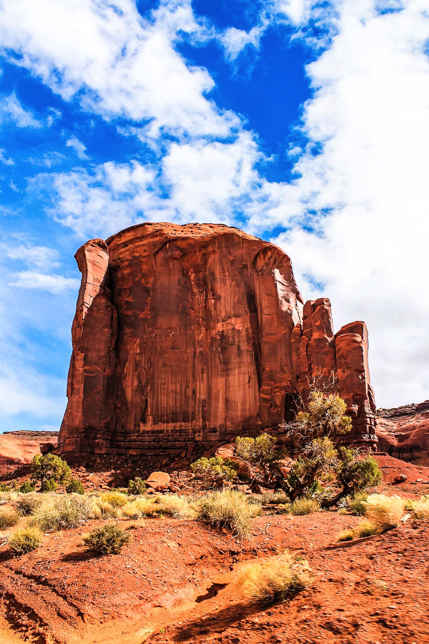 15-things-you-need-to-know-about-visiting-monument-valley-usa-hand