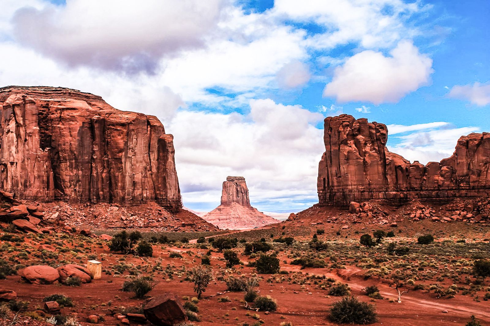 15 Things You Need To Know About Visiting Monument Valley USA Hand 