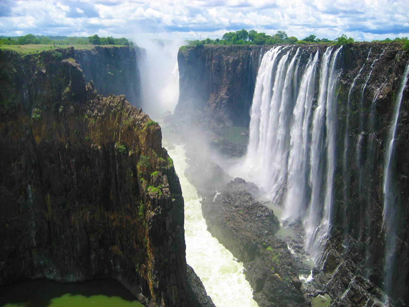 14 Amazing Waterfalls Around The World You Have To Travel To See