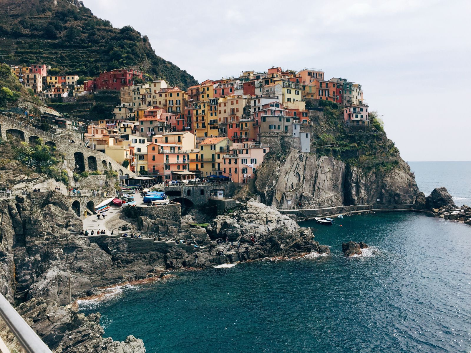 Try in italy. Cinque Terre Италия. Голубая тропа Чинкве-Терре Лигурии. Обрывистый берег в Чинкве-Терре. Клес Италия.