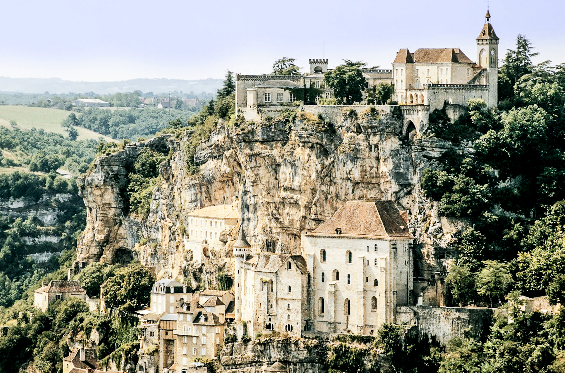 10-beautiful-towns-you-need-to-visit-in-the-south-of-france-hand