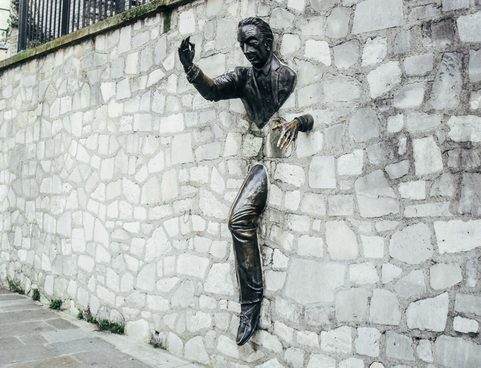 montmartre-the-man-in-the-wall.jpg