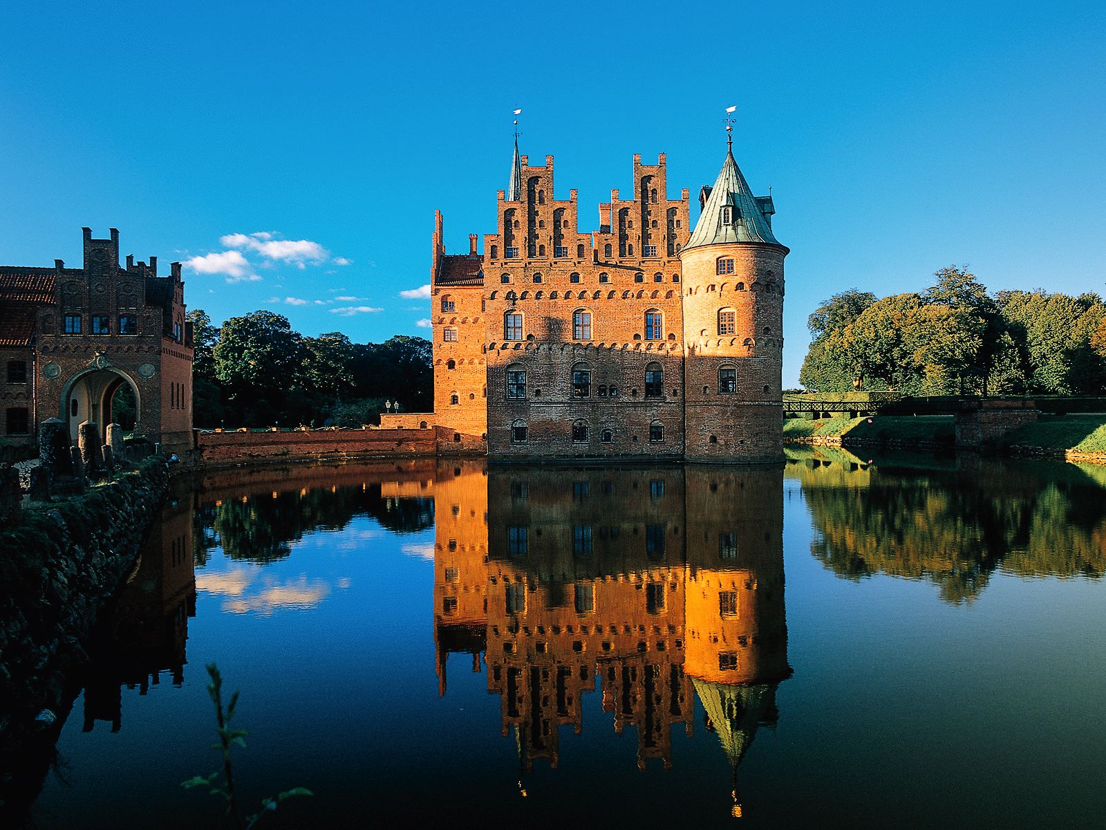 Egeskov Castle, Fyn Island, Denmark загрузить