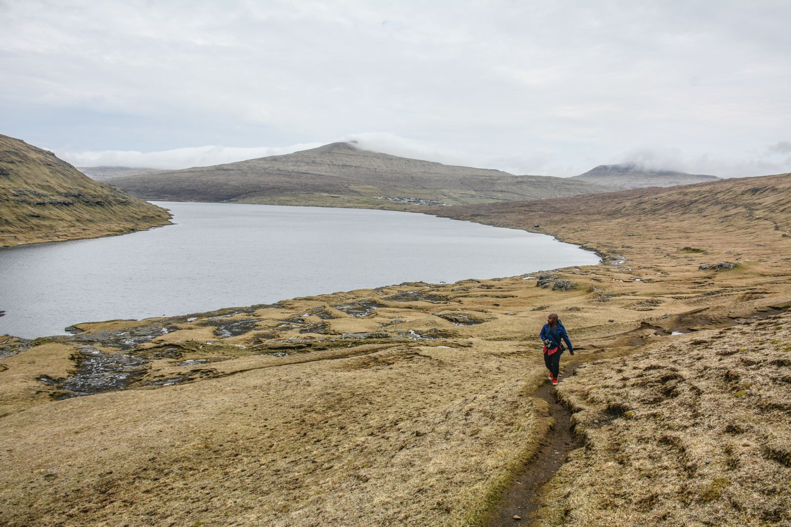 How To See The Cliff Lake In The Faroe Islands Sørvágsvatn Hand Luggage Only Travel Food 