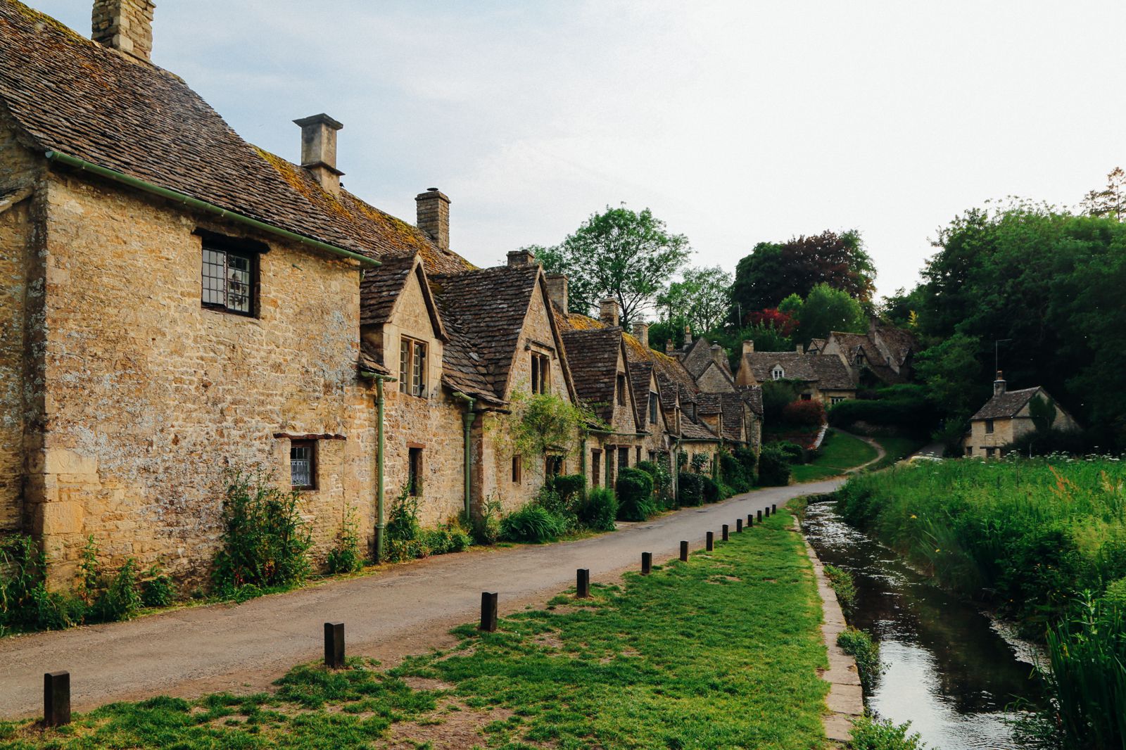 Morning Mist, Arlington Row, Bibury, Gloucestershire, England скачать