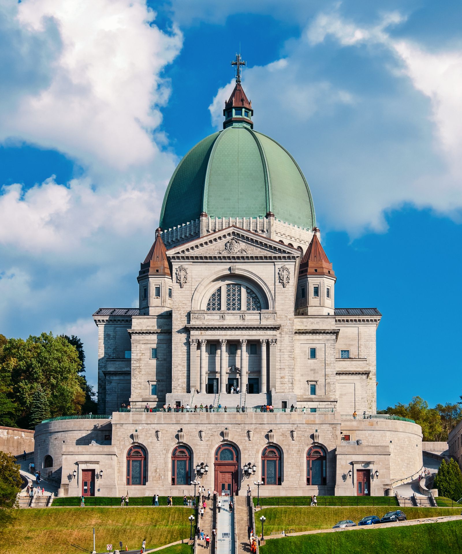 10-amazing-things-to-see-and-do-in-montreal-in-quebec-canada-hand