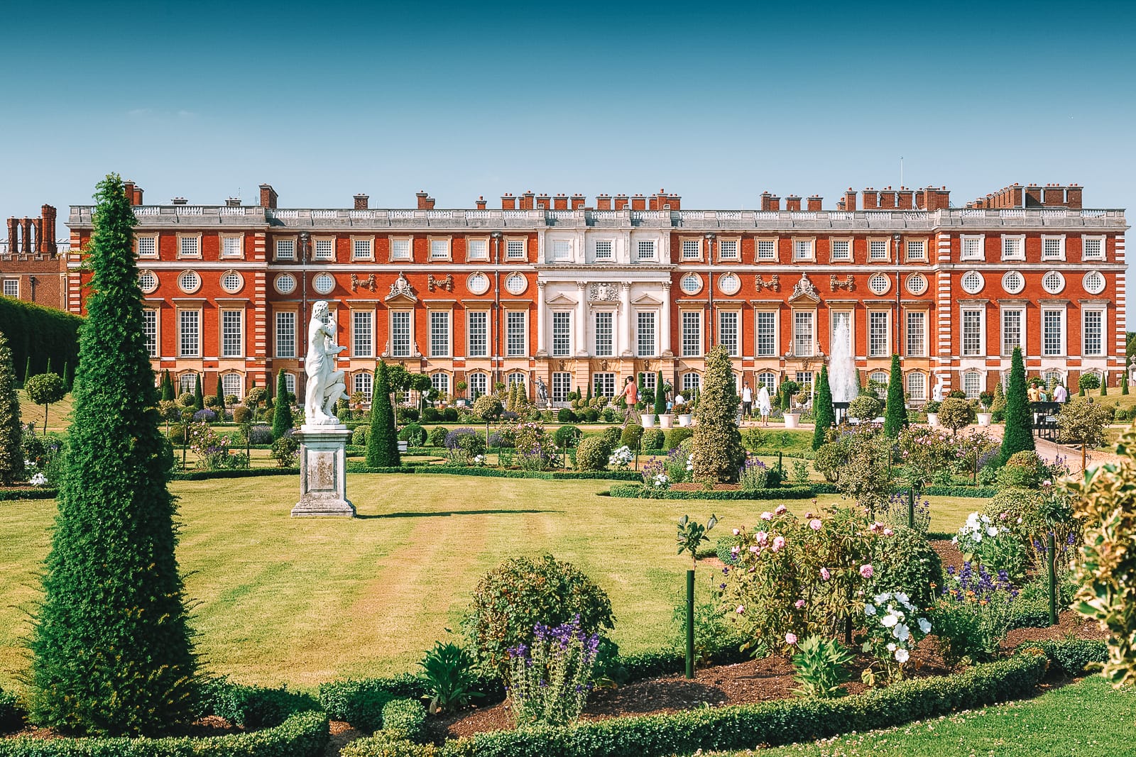 10 Beautiful Palaces In London You Have To Visit Hand.